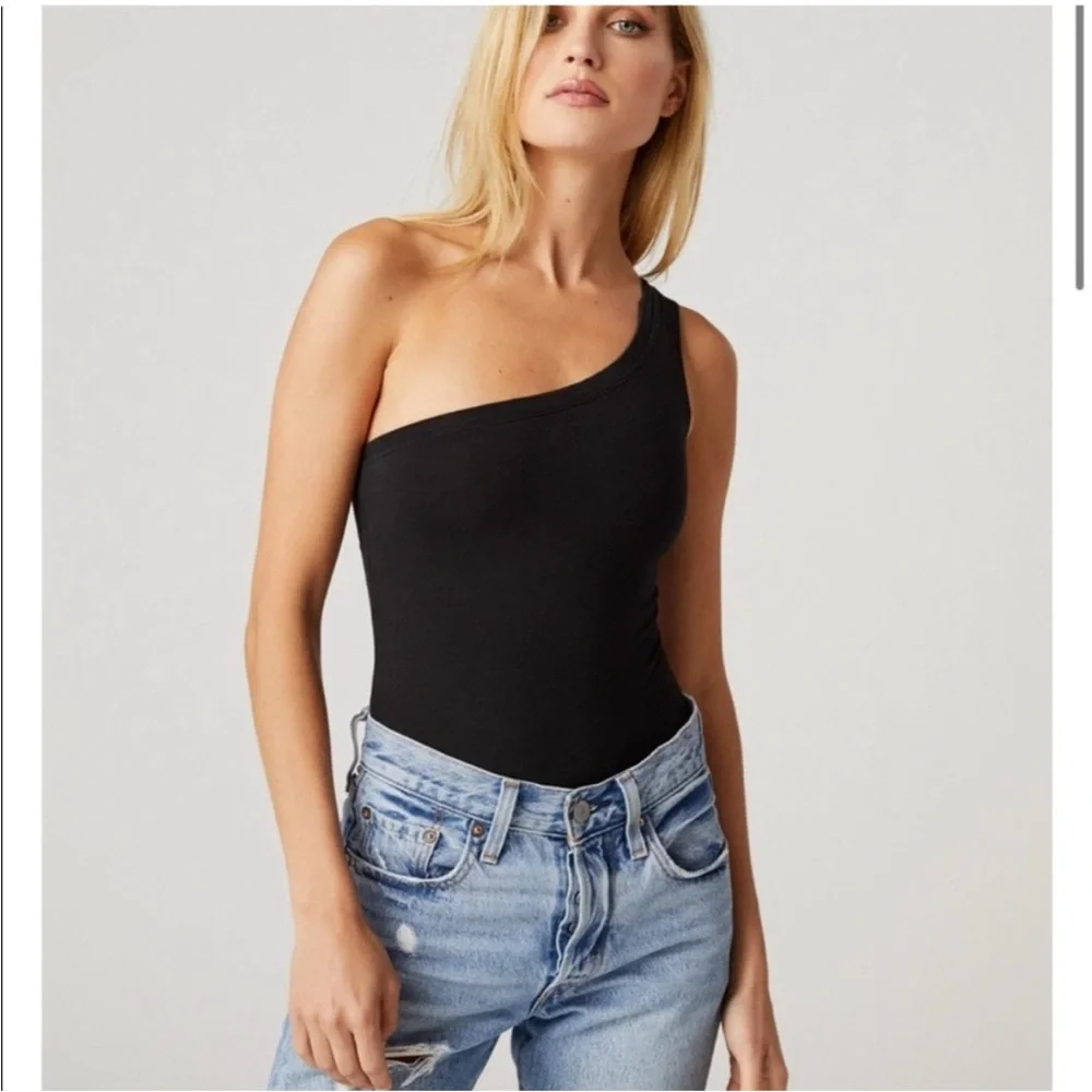 Brand: CLYQUE 
Size: Medium 
Condition: Great, only wore once. - Picture 3 of 3